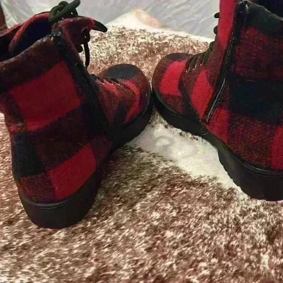 Bamboo Black and Red Buffalo Plaid Low Heel Combat Boots Size‎ 5 1/2 - Picture 4 of 4
